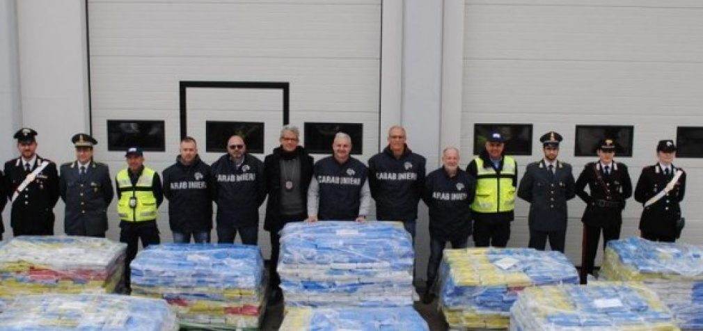 На корабле из Колумбии везли во Францию более трёх тонн кокаина
