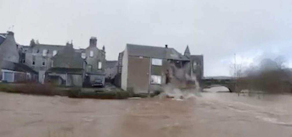 Наводнение в Великобритании: из-за шторма в воду рухнул отель