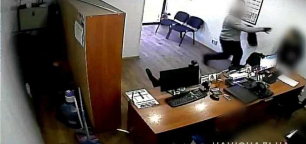 На Днепропетровщине мужчина с пистолетом пытался ограбить кредитное учреждение, – ФОТО