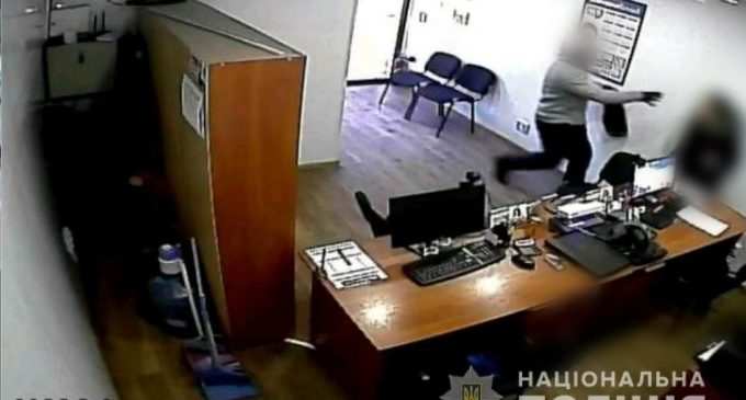 На Днепропетровщине мужчина с пистолетом пытался ограбить кредитное учреждение, – ФОТО