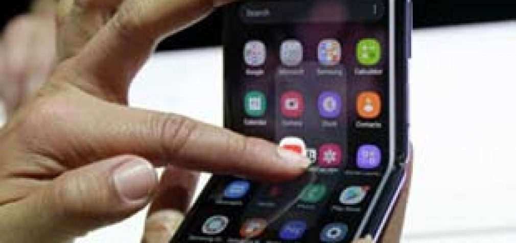 Samsung анонсировал выход складного смартфона-гармошки