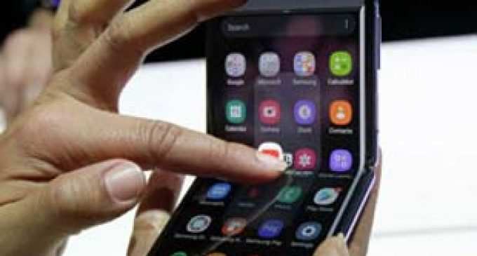 Samsung анонсировал выход складного смартфона-гармошки