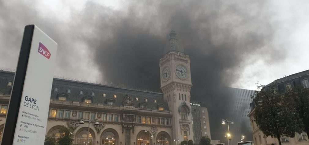 Один из крупнейших вокзалов Парижа в огне: его подожгли протестующие