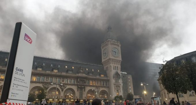 Один из крупнейших вокзалов Парижа в огне: его подожгли протестующие