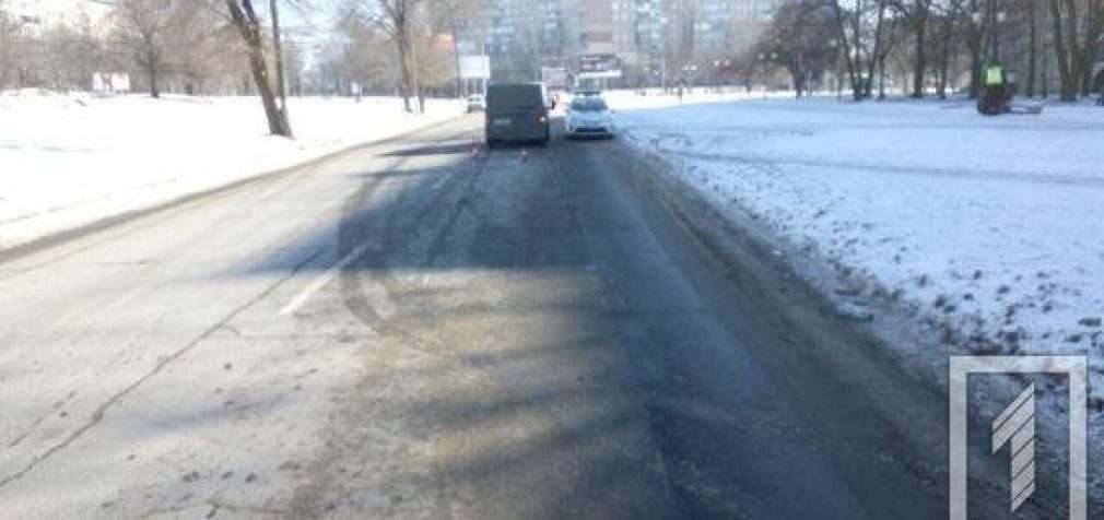 На Днепропетровщине автомобиль сбил пенсионерку, которая переходила в неположенном месте, – ФОТО