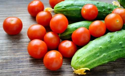 В Украине стремительно падают цены на импортные огурцы и томаты