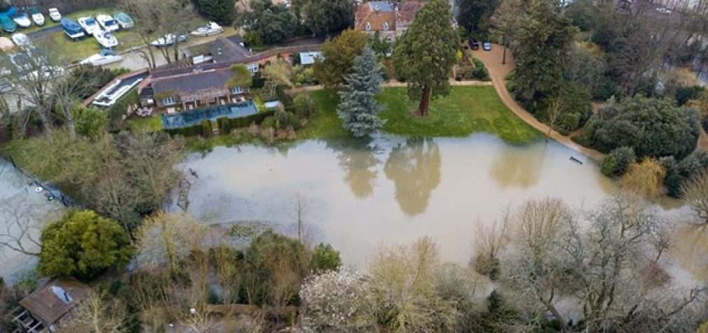 Многомиллионное поместье Джорджа Клуни в Британии затопило