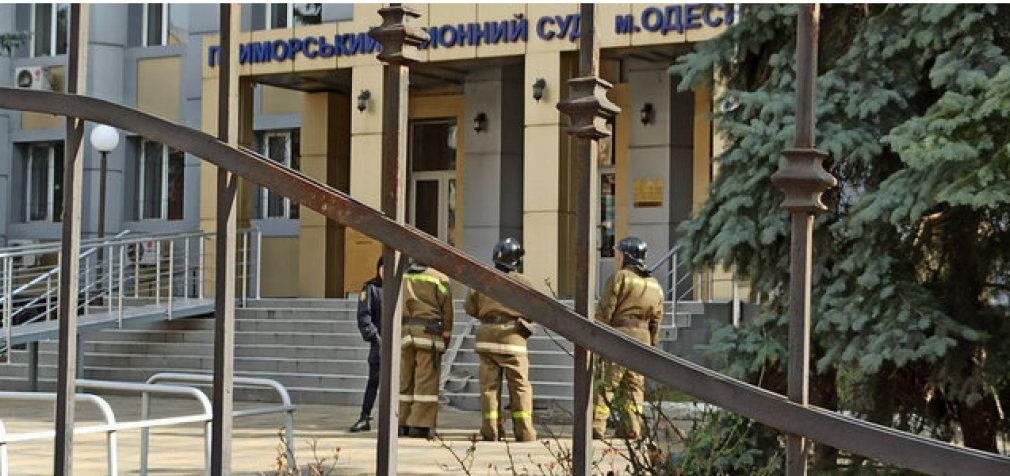 В Одессе обвиняемый в убийстве взял заложников в зале суда