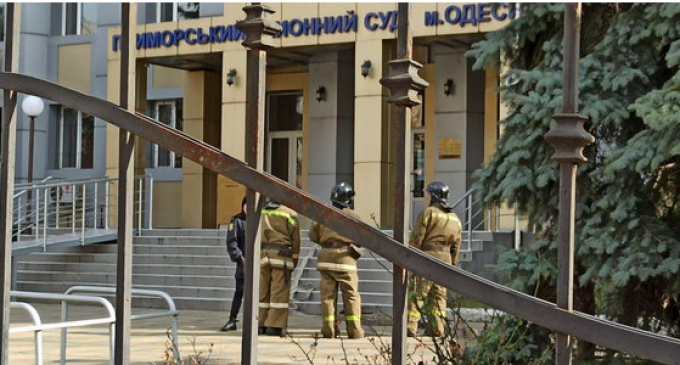 В Одессе обвиняемый в убийстве взял заложников в зале суда
