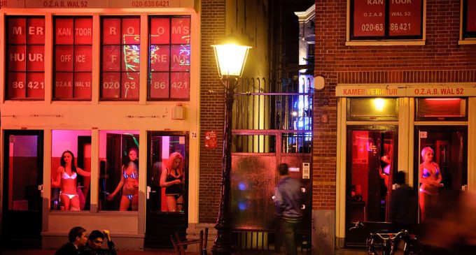 Власти Амстердама запретят туры по «кварталу красных фонарей»