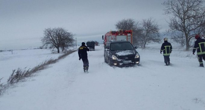 Непогода в Украине: авто в «ловушках», много поваленных деревьев