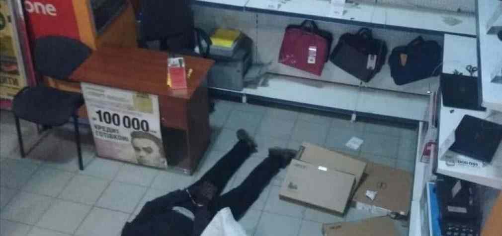 На Днепропетровщине двое мужчин пытались украсть из магазина мобильные телефоны и ноутбуки, – ФОТО