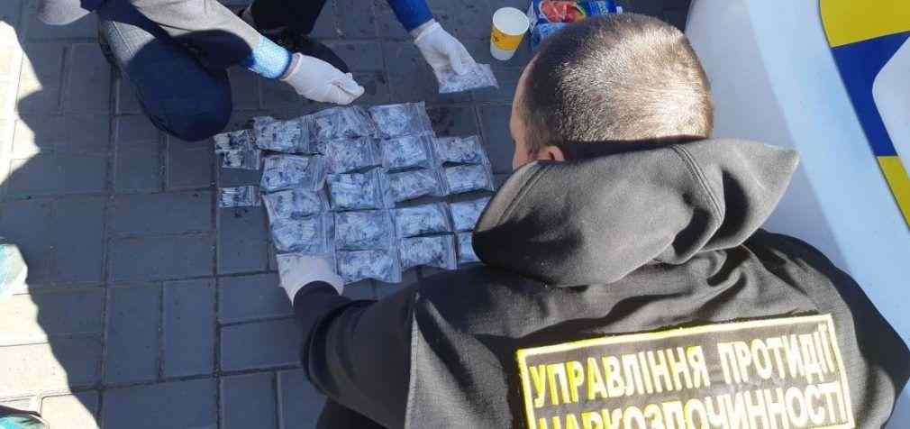 На Днепропетровщине мужчина вез с собой в автомобиле около тысячи трубочек с метамфетамином,- ФОТО, ВИДЕО