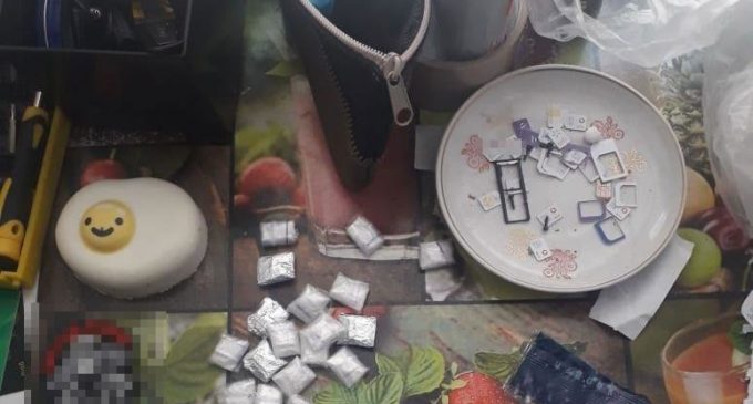 19 слип-пакетов с метадоном, множество SIM-карт и тетрадь: в Днепропетровской области обыскали и задержали распространителя наркотиков