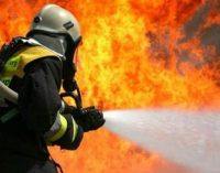 В Днепропетровской области горел магазин: спасатели час тушили огонь