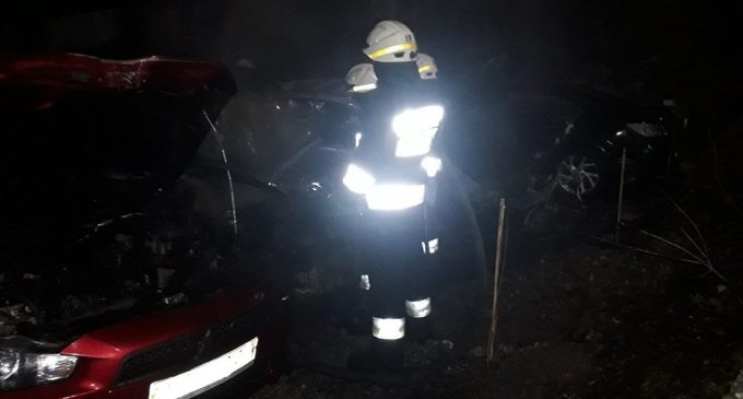 Под Днепром на стоянке сгорели четыре легковых автомобиля, – ФОТО