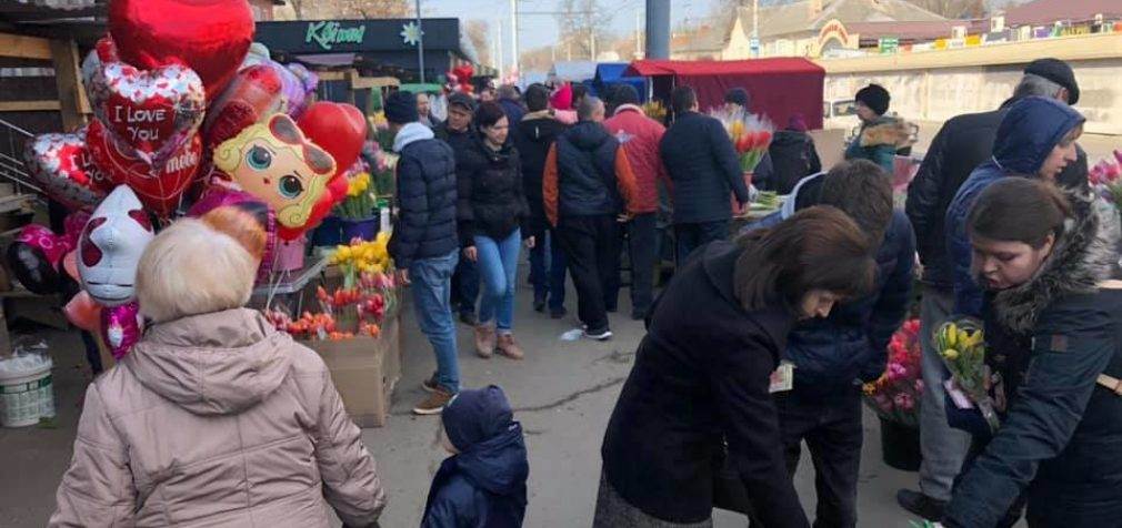 “Цветочный ажиотаж”: В Днепре толпы мужчин скупают букеты, – ФОТО