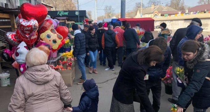 “Цветочный ажиотаж”: В Днепре толпы мужчин скупают букеты, – ФОТО