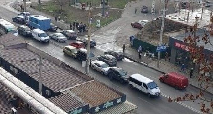 Осторожно, пробка: в Днепре на Калиновой произошло ДТП с четырьмя автомобилями, -ФОТО, ВИДЕО