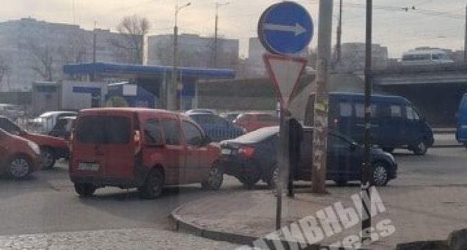 ДТП на Слобожанском: в Днепре столкнулись две машины, – ФОТО