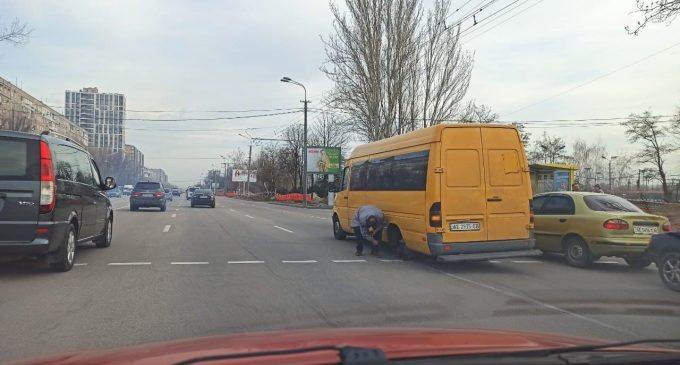 В Днепре на Набережной Победы у маршрутки во втором ряду на ходу отвалилось колесо, – ФОТО