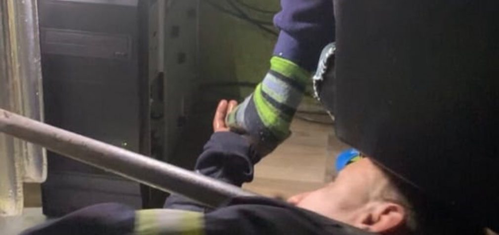Под Днепром ребенок засунул ногу в чугунную батарею: пришлось вызывать спасателей, – ФОТО, ВИДЕО
