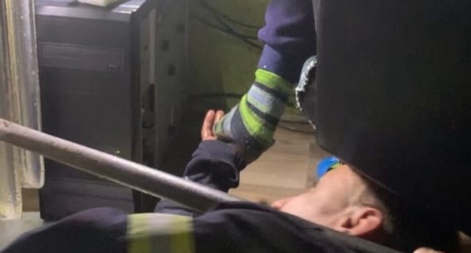 Под Днепром ребенок засунул ногу в чугунную батарею: пришлось вызывать спасателей, – ФОТО, ВИДЕО