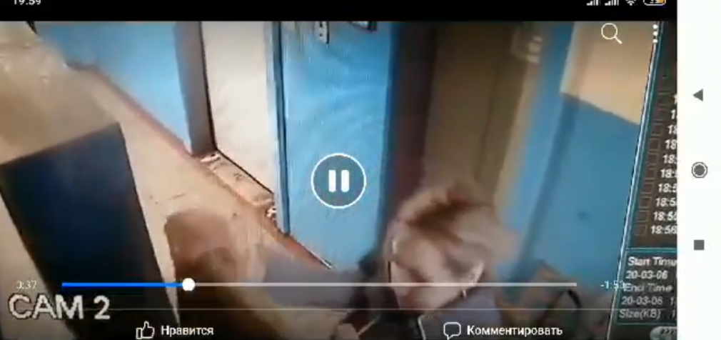 В Днепре женщина украла зеркало из подъезда многоэтажного дома, – ФОТО