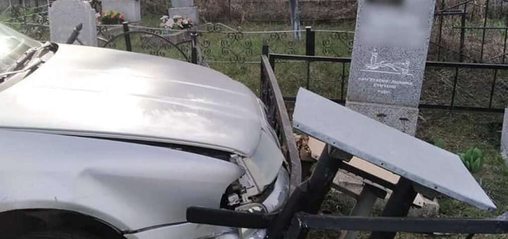 В Полтаве водитель-«алкорекордсмен» снес памятник на кладбище