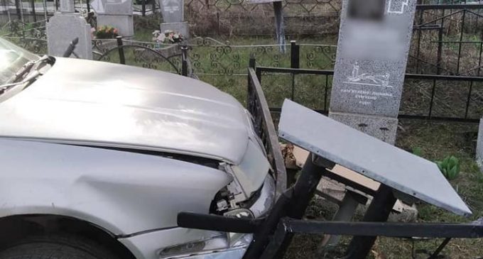 В Полтаве водитель-«алкорекордсмен» снес памятник на кладбище