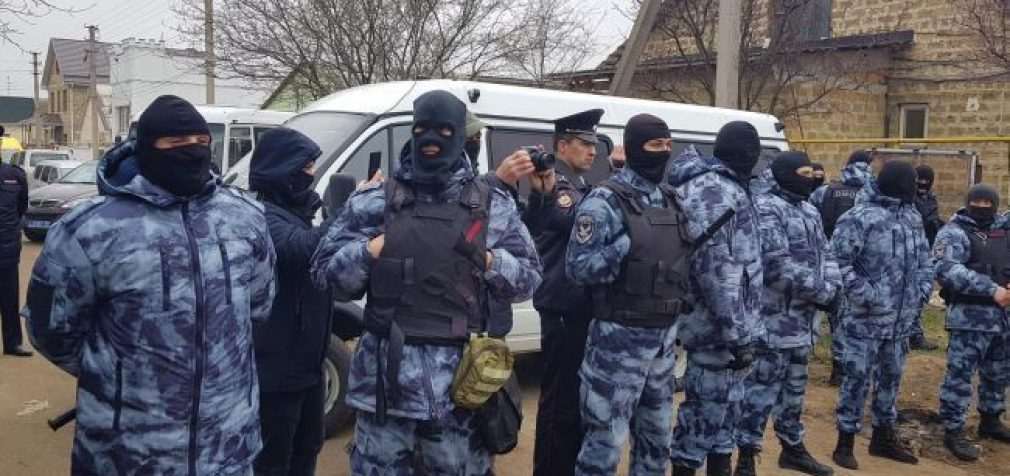 ФСБ провела семь обысков в Крыму, задержаны пять человек