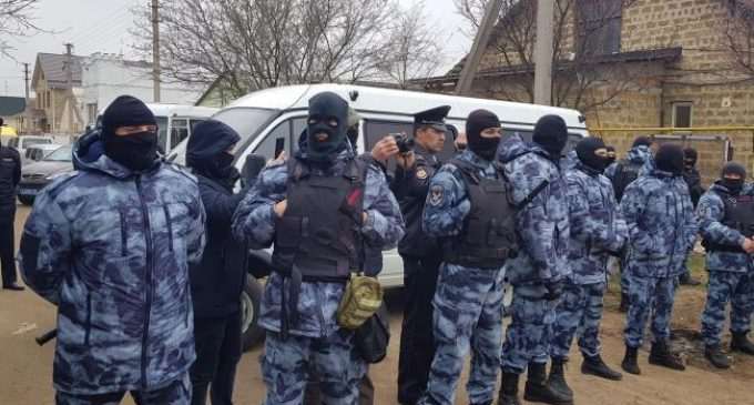 ФСБ провела семь обысков в Крыму, задержаны пять человек