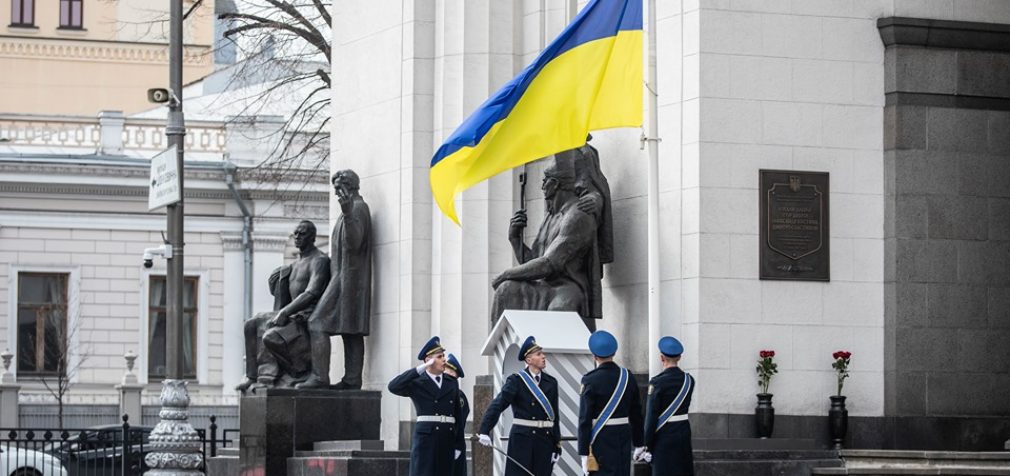 Возле Верховной Рады на праздники будет дежурить почётный караул