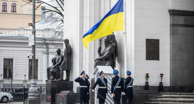 Возле Верховной Рады на праздники будет дежурить почётный караул