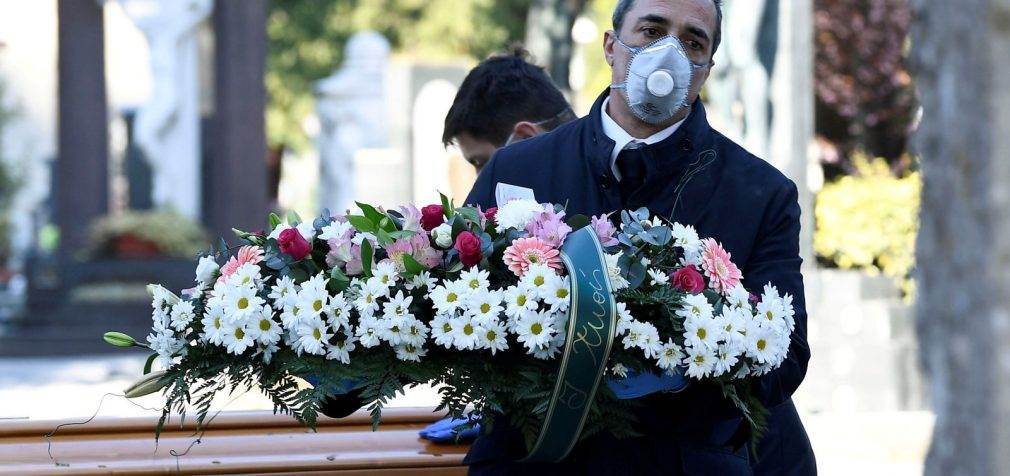 Италия: крематории переполнены, тела вывозят на военных грузовиках