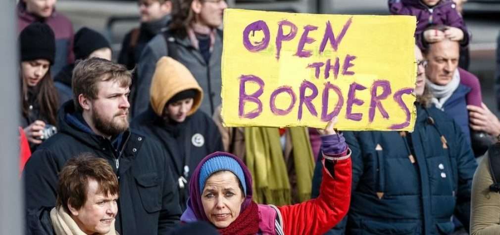 В Германии население требует открыть границы для беженцев