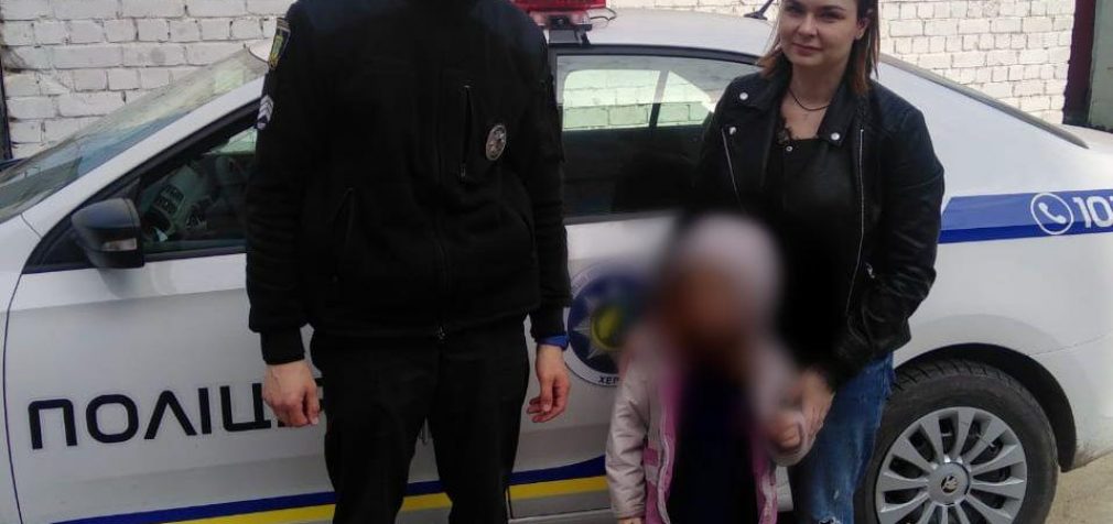 В Херсоне родители на улице обливали ребёнка холодной водой