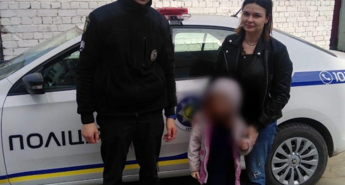 В Херсоне родители на улице обливали ребёнка холодной водой