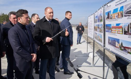 Президент Украины ознакомился со строительством первой бетонной дороги