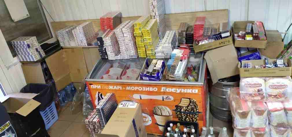 Под Днепром в двух магазинах нашли нелегальные сигареты из России и суррогатный алкоголь, – ФОТО