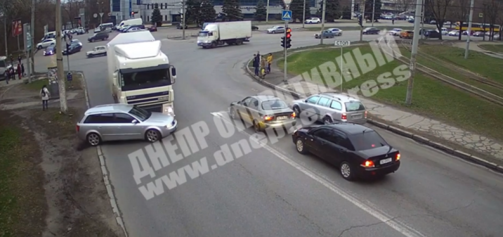 В Днепре произошло ДТП на перекрестке улиц Макарова и Криворожской, – ВИДЕО МОМЕНТА АВАРИИ, ФОТО