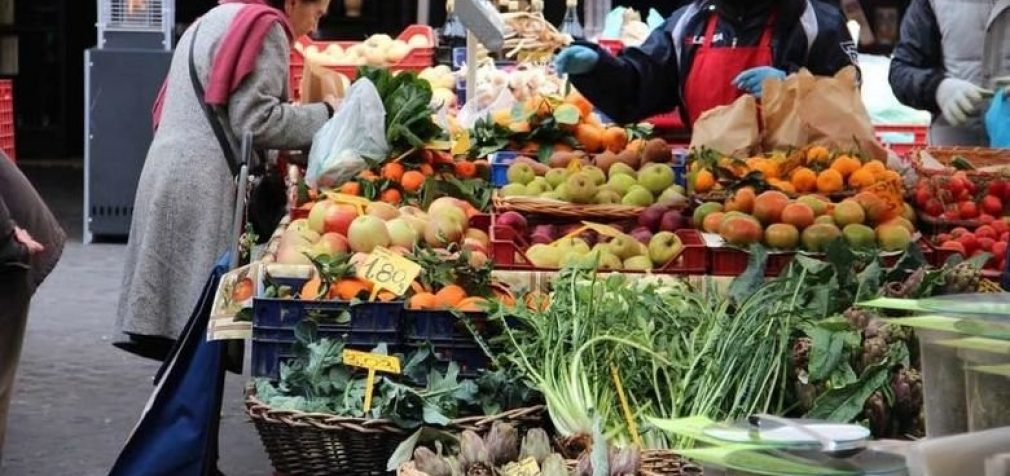 В Украине жители просят открыть продуктовые рынки