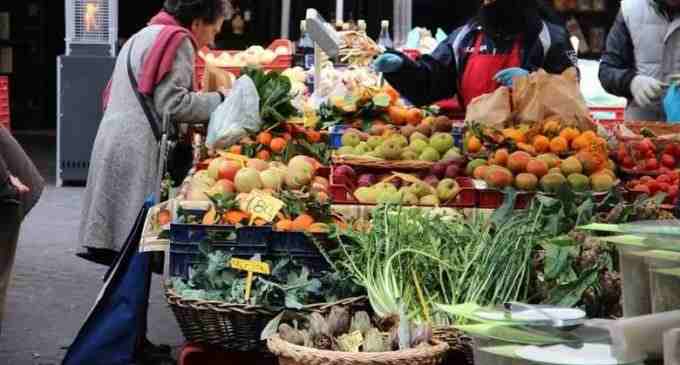 В Украине жители просят открыть продуктовые рынки