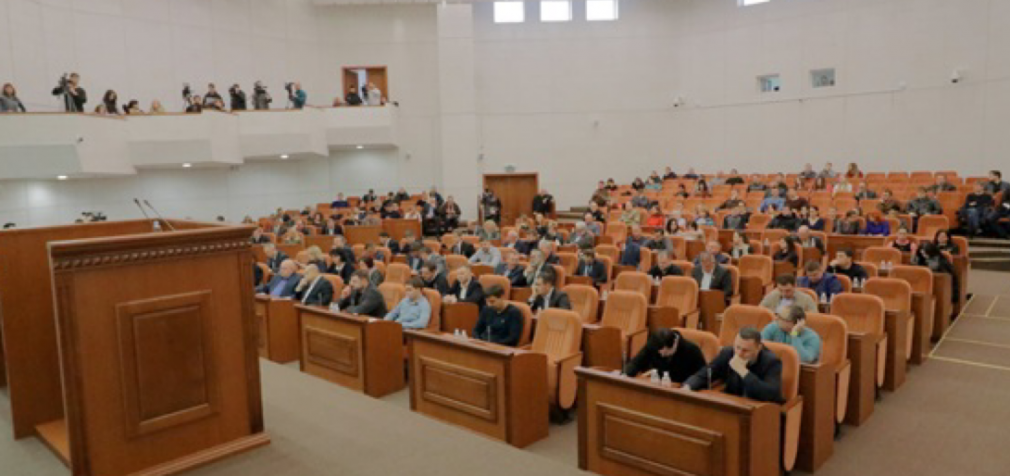 В Днепре начинается сессия горсовета на улице: можно смотреть онлайн