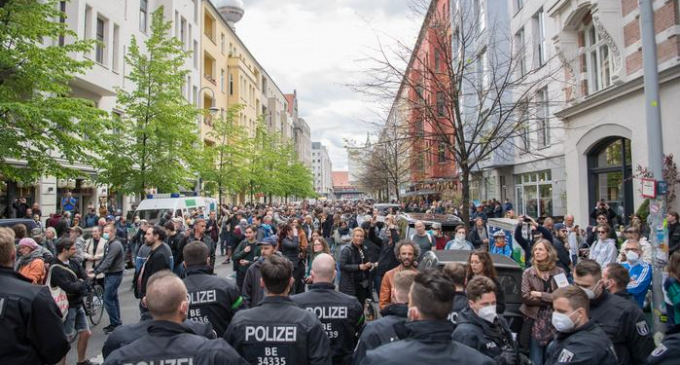 В Берлине – массовые акции протеста против карантина