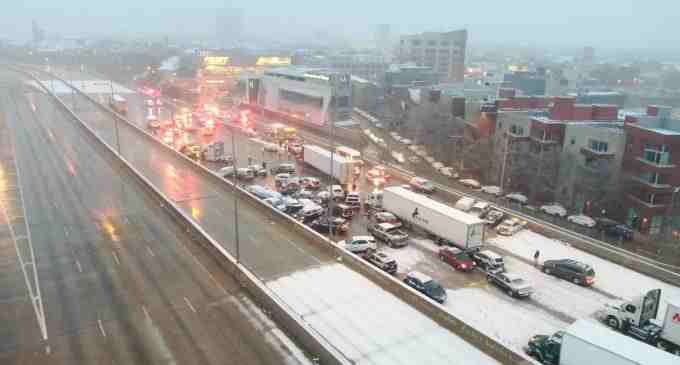 В Чикаго из-за сильного снегопада и гололёда столкнулись 60 машин
