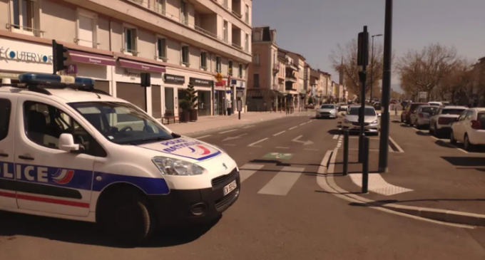 Во Франции мужчина набросился с ножом на людей, есть жертвы