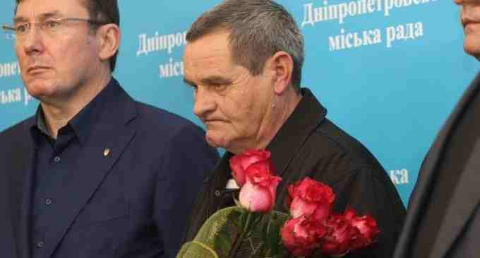 Спасал полицейских, рискуя жизнью: днепряне требуют присвоить улице имя Валерия Тимонина