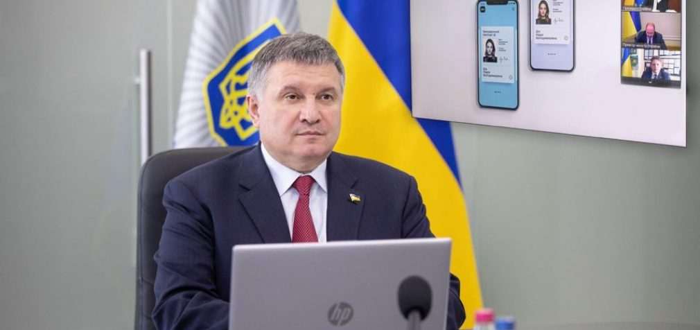 В Украине электронный паспорт имеет те же права, что и бумажный