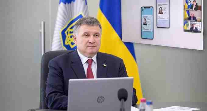 В Украине электронный паспорт имеет те же права, что и бумажный